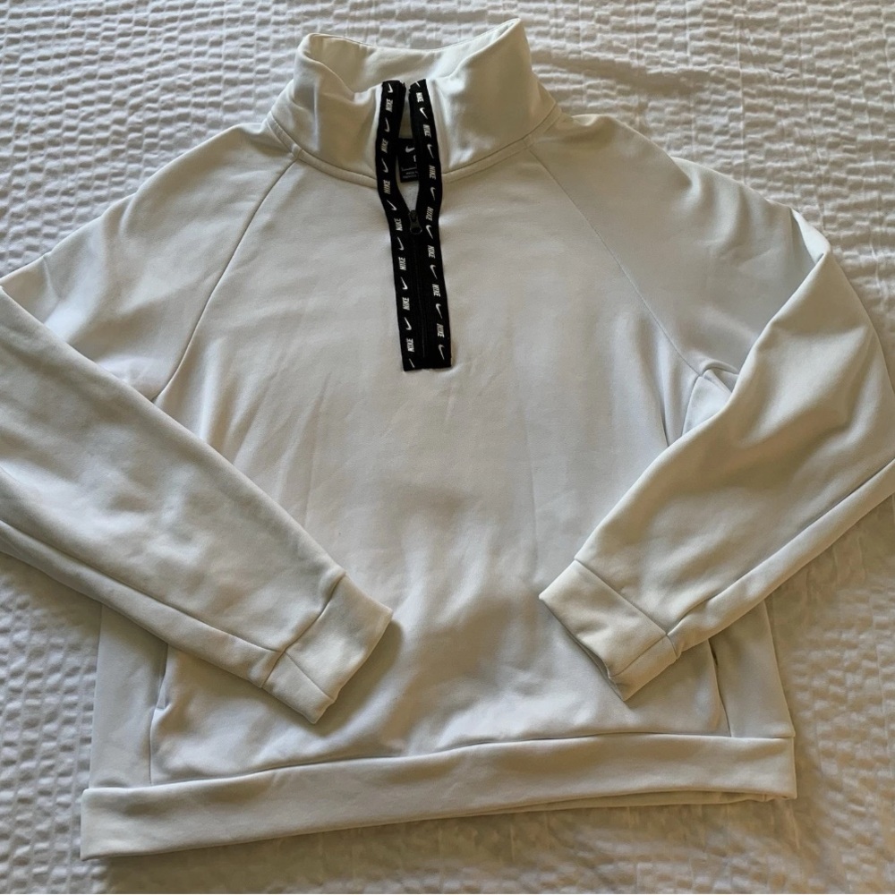Women’s size small Nike sweatshirt With Pockets, White